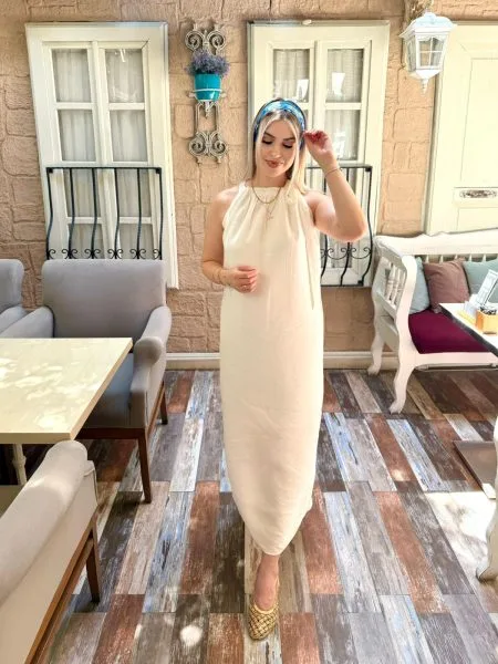 Beyaz Omuzdan Bağlama Detaylı Elbise