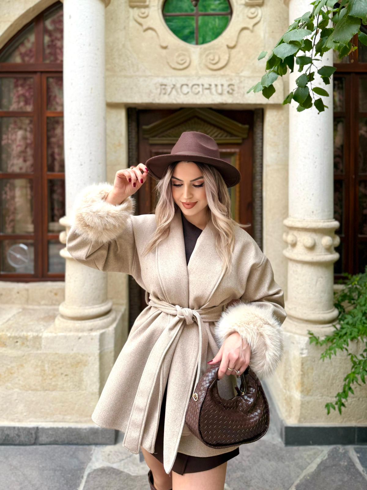 Vizon Kolları Kürklü Kuşaklı Kaşe Kaban 3 Vizon Kolları Kürklü Kuşaklı Kaşe Kaban - Görsel 3