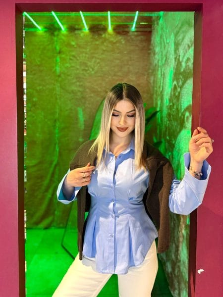 Mavi Pilili Belden Oturtmalı Gömlek