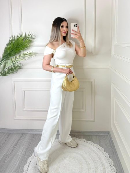 Beyaz Gold Toka Detaylı Açık Omuz Bluz